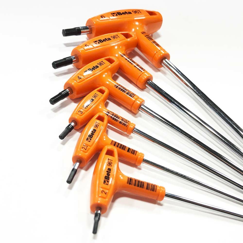 Beta 96T/S6 T型ヘキサゴンレンチセット。オレンジTハンドル。縦方向ロング軸、横方向ショート軸のダブル構造。サイズ2・2.5・3・4・5・6mmの6本組。壁掛け可能。