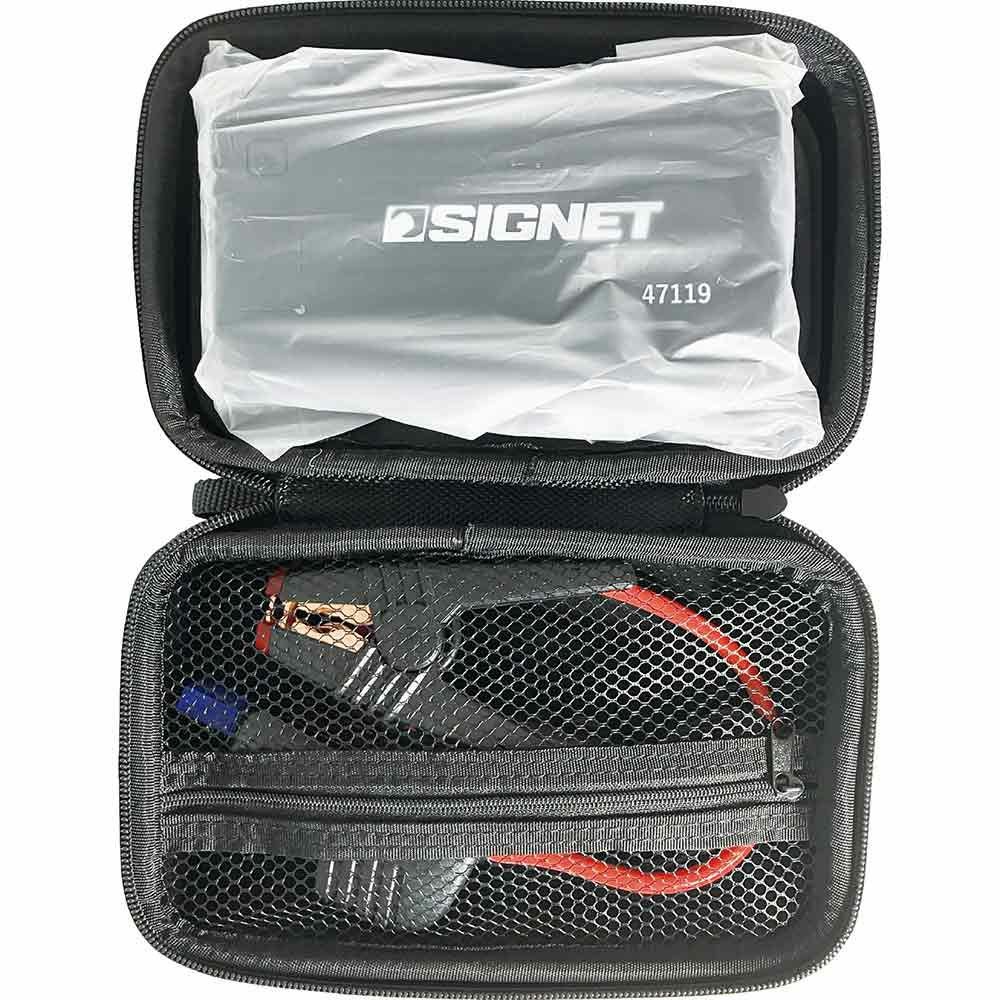 SIGNET 12V専用ジャンプスターター47119。最大電流1000A対応で車・バイクのバッテリー上がりをサポート。液晶表示付きブースターケーブル、10400mAh大容量バッテリー、急速充電対応。LEDライト・専用ケース付きのコンパクト設計。